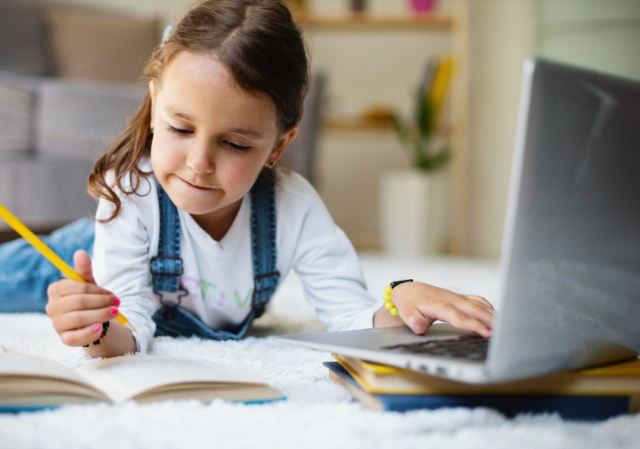 nina-estudiando-ingles-online