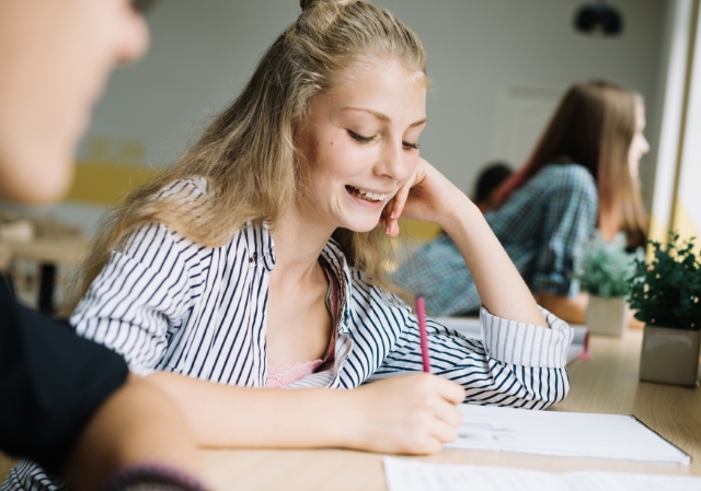 nina-feliz-haciendo-ejercicios-de-ingles