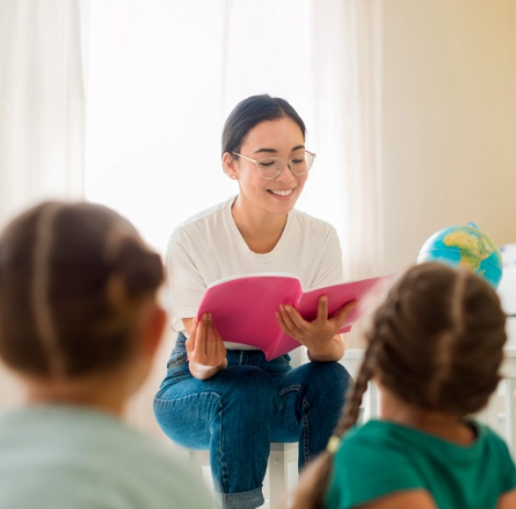 profesora-leyendo-a-sus-alumnos