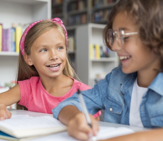 ninos-felices-mientras-aprenden-ingles